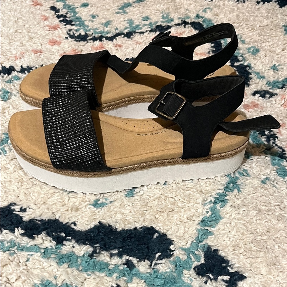 Clarks Black and Tan Women's sandal size 10 like new